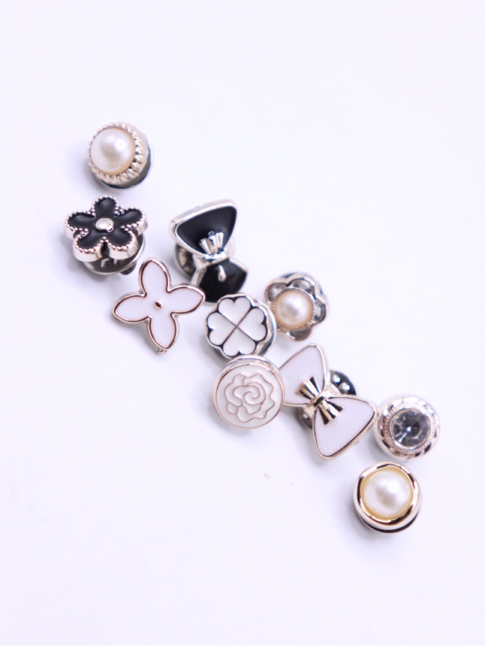 Women’s Mixed Pearl & Enamel flower rhinestone lapel pin Set - White and Black